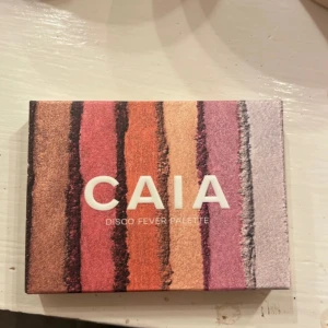 Ögonskugga - En liten ögonskuggspalett från caia som man får med i julkalendern, helt orörd och oöppnad.