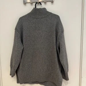 Stickad tröja - En stickad tröja från Hm. Använt en gång.