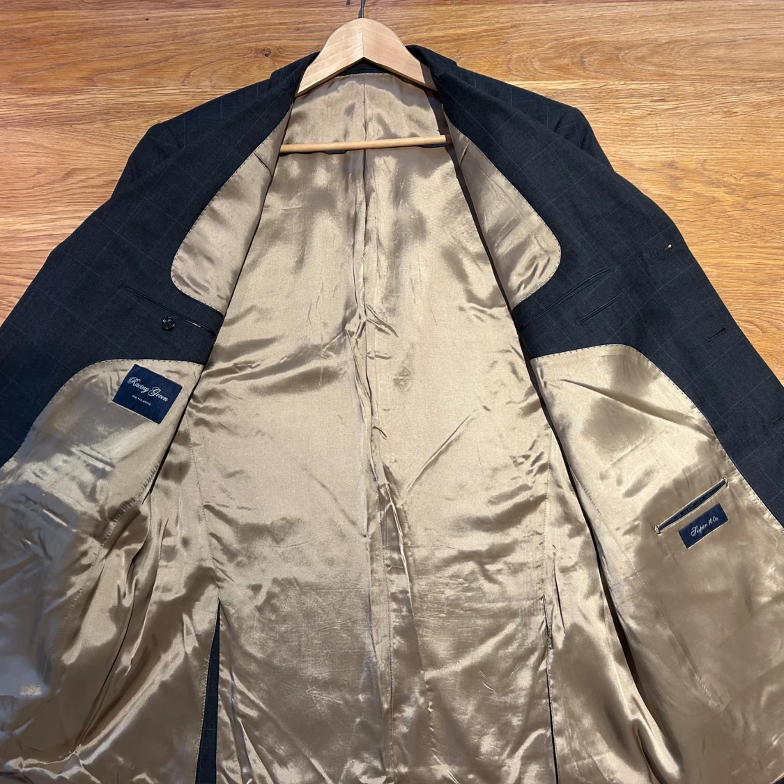 Brittisk kvalitetskostym Racing Green 100% super fine wool  - 91