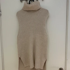 Väst- stickad tröja  - En perfekt stickad tröja i väst från Hm.