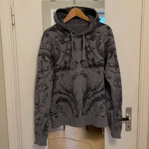 Dolce & Gabbana hoodie - Storlek 50. Den är i lite risigt skick.