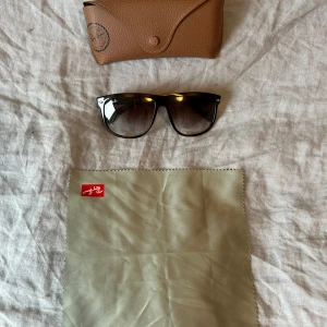 Rayban Boyfriend - Ett par solglasögon av märket rayban som är väldigt trendiga och eftertraktade. Dom kom inte till mycket användning och därför säljer jag dom. Allt på bilderna ingår. Nypris var ca 1200.