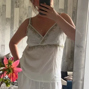 Topp - Jättesöt topp med broderat mönster, den är tyvärr för stor för mig därav sitter den lite pösigare❤️