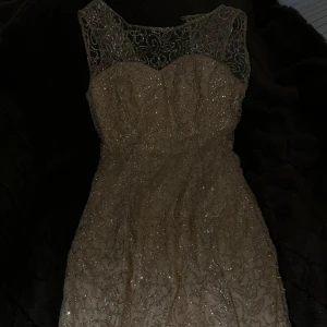 Glittrig balklänning  - Supersnygg glittrig balklänning, använd en gång