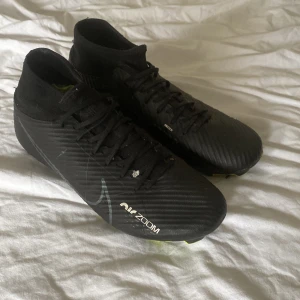 Nike fotbollsskor  - Fina Nike fotbollsskor i storlek 43.