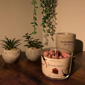 Chocolate Dream 🍫 - Chocolate Dream 🍫 inspirerad av en choklad kaka, den är handgjord. Det går att välja färger och dofter ni vill ha i ert ljus, men helst ska den innehålla ljus choklad bitar & rosett.  Tillgängliga dofter: Finns som inlägg  Pris med doft: 136kr 