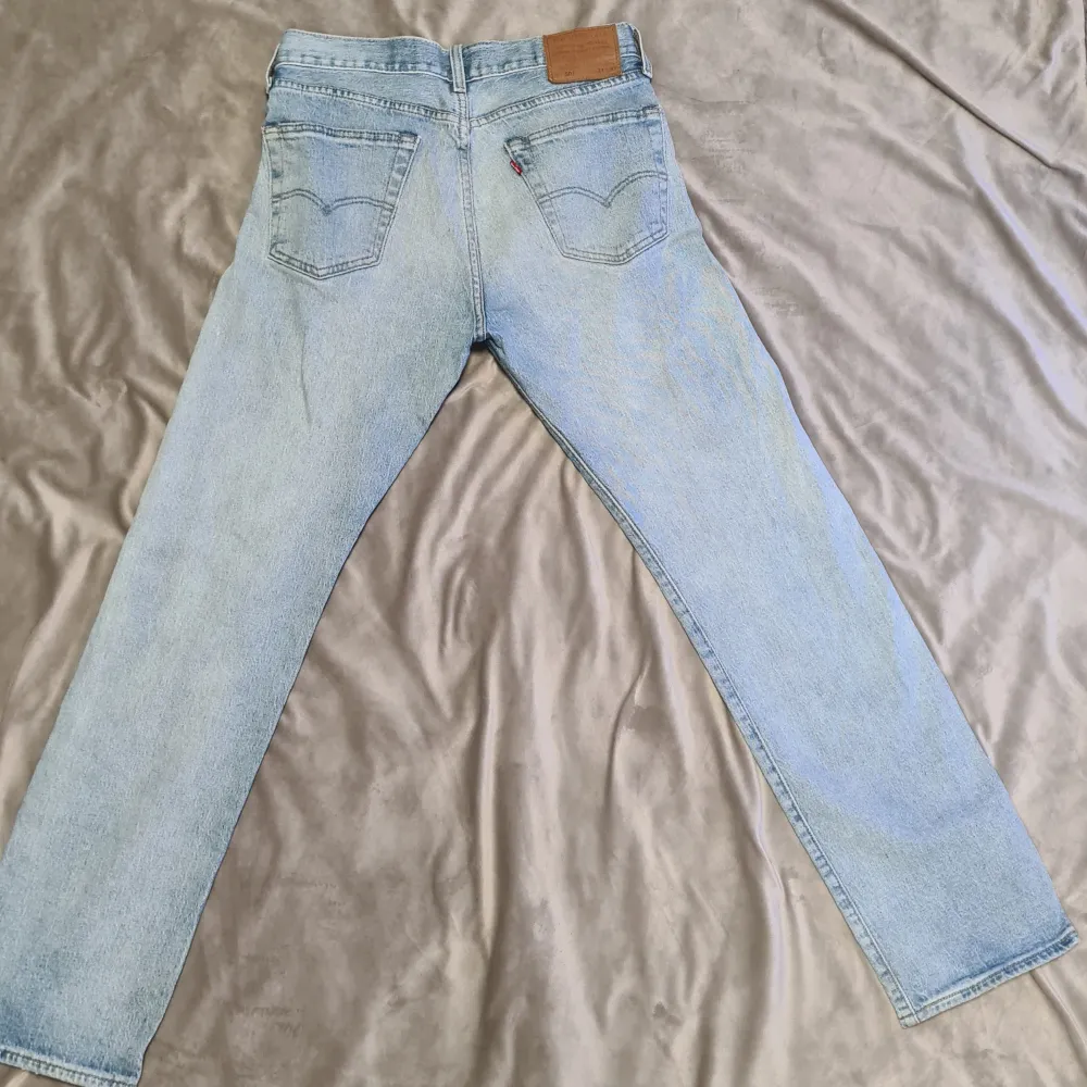 Tjena! Ett par schyssta Levi's 501 W31 L32. säljes. 9/10. Tveka inte på att höra av dig😁. Jeans & Byxor.