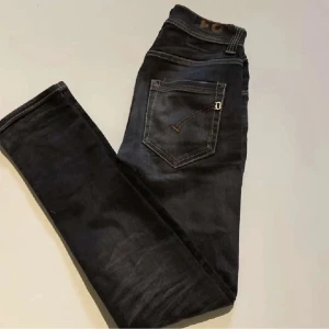 Svarta dondup jeans - Trendiga dondup jeans! Skick 9/10. Storlek 31. Fråga på!
