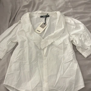 Oanvänd blus/topp från Bik Bok - En helt oanvänd blus/topp från bik bok. Köpt på rea men original pris är 299. Ny skick. 