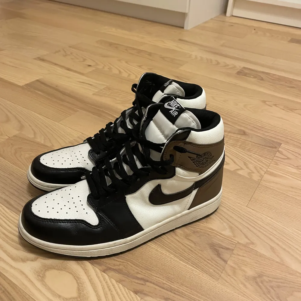 Selling my Jordan 1 mochas. Got them as a gift and only used once or twice. In perfect condition no creases no scratches and no dirt size 43. Skor.