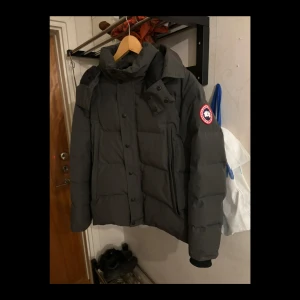 Canada Goose Grå MacMillan S - Säljer en fin grå modell av MacMillan upplagan från Canada Goose i storlek S. Inga skador eller defekter, sparsamt använd