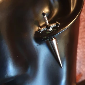 Örhänge - Svärd - Ett örhänge i form av ett svärd som ser ut att gå genom örat, denna är oanvänd. ✨️✨️✨️Titta igenom alla mina upplagda och köp fler saker i bundle för att spara på frakten och få allt du köpt i ett och samma paket✨️✨️✨️