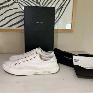 Ysl malibu sneakers - Säljer ett par väldigt unika Ysl malibu skor, skick 8/10 lite smutsiga vara men det går att lösa Box, dustbags, äktehetsbevis och allt original medföljer, nypris ca 5500