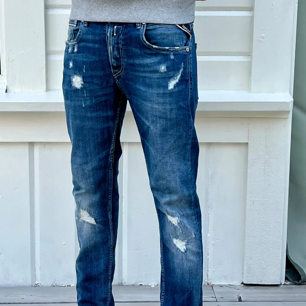 REPLAY BLÅ JEANS, MODELL GROVER Skick 8/10 | W27 L ca 30 (original L32 men är uppsydda av skräddare, går att sprätta upp) | pris 599| Nypris 1199| Postar genom postnord och instabox | Hör av er vid minsta fundering. Jeans & Byxor.