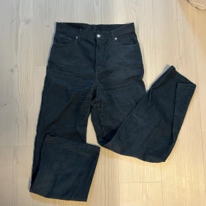 Blåa Manchester byxor - Blåa Manchester byxor, svårt att fånga färgen på bild men dem är mer grön blå aktiga i verkligheten✨