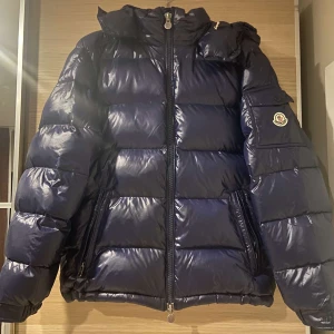 Moncler Maya - Moncler maya, använd några gånger men inga täcken på användning. Storlek 2 (S/M) Kvitto finns. 