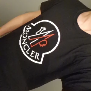 Moncler t-shirt - En fin moncler tröja som köptes i Grekland i somras men har aldrig blivit andvänd då jag inte har den stilen och inte gillar den stora loggan. Pris är böjbart eftersom lappen blev bortriven någon gång under flyget påväg hem