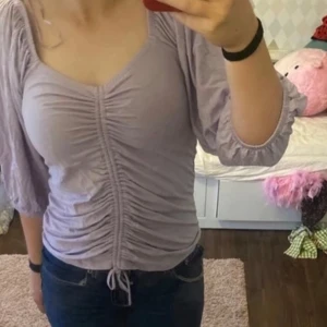 Lila Tröja - Fin tröja som tyvörr aldrig använts, ganska lång med smal passform💕