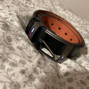 Tommy Hilfiger bälte  - Bälte har gjort ett litet hål i skinnet men det syns knappt. 