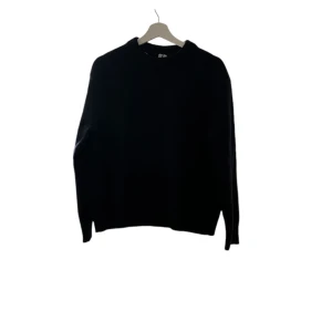 Blå tröja från arket - Säljer en stilren mörkblå tröja från arket. Perfekt för både vardag och fest. Tröjan har en klassisk design med långa ärmar och är superbekväm. Passar till allt och är ett måste i garderoben!