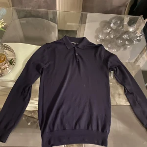 J Lindberg Kashmir långpolo (mörkblå) - Storlek S, köpt från Care of Carl för originalpris på 1 599. Använt 4-5 ggr  Pris går att diskutera 