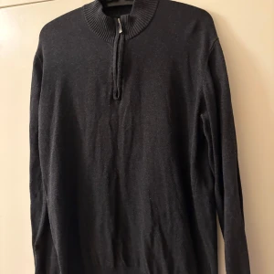 Tarocash halfzip tröja  - Säljer nu min Tarocash halfzip stickad tröja då den ej kommer till användning! Använd fåtal gånger och inga skador. Mycket skön och väldigt snygg! 