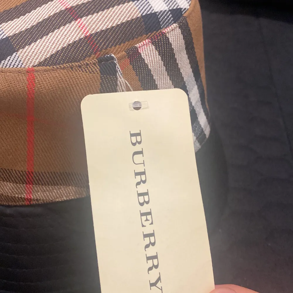 Riktig bra skick. Inte ens använd en gång. helt nytt burberry hat kommer med Scan. pris kan diskuteras. Tappade bort kvittot också.. Accessoarer.