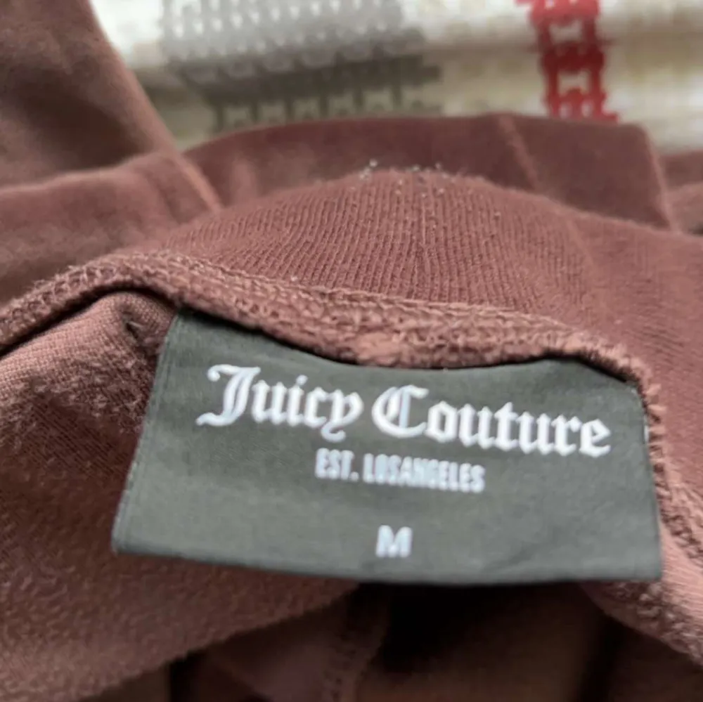 Juicy couture del ray pant storlek M köpta för 1200 använda Max 3 gånger perfekt skick. Säljer för tycker ej om juicy byxor på mig. Pris kan diskuteras . Jeans & Byxor.