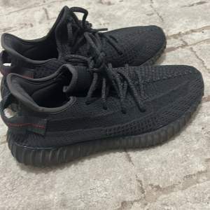 Yeezy skor i jätte bra skick storlek 41