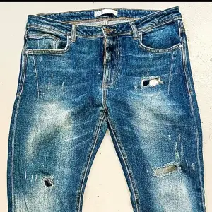 Jeans från Zara som är naturligt slitna och i snygg marinblå färg.  Välanvända skick 7/10.  Storleken är som W33/L32 slim fit. 