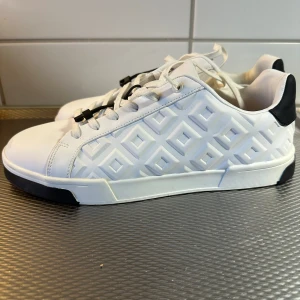 Zara Sneakers  - Säljer dessa vita Sneakers från Zara väldigt bra skick nästan som nya.