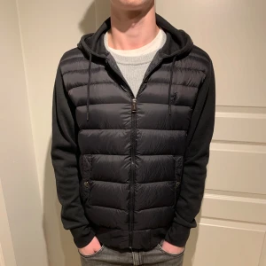 Ralph Lauren | Cardigan - Eftertraktad Raffe cardigan som är svår att få tag på! | Riktigt fint skick ända skulle vara att den är lite nopprig men går att få bort! | Storlek M. | Ställ gärna frågor innan du köper!