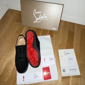 Christian Louboutin - Louboutin skor i storlek 43. Dem är använda ett fåtal gånger. Dem är i nyskick i princip, priset kan diskuteras.