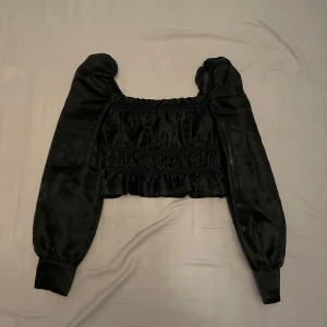 Blus  - Skitsnygg croppad blus i glansigt material❤️