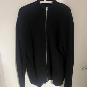 Full zip - Svart full zip tvärskön men kommer inte till användning 