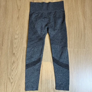 Träningstights - Gråa träningstights med hög midja och scrunch