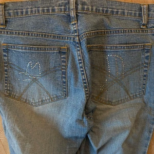 jeans - fina bootcutjeans med stenar på fickorna. inga defekter aldrig använda. jag är 167cm. skriv gärna för mer info, mått eller pris.