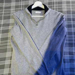 Half zip tröja  - Half zip från mango i grått. Passar runt 170 cm lång. Tveka inte på att skriva om du undrar över något😁 