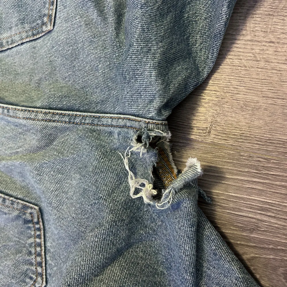 Ett av mina favoritpar som tyvärr gått sönder i grenen. Riktigt snygga jeans som den hantverkskunnige vill ge sig på att laga.  Kontakta mig om du vill ha mått 📐. Jeans & Byxor.