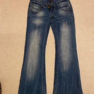 Bootcut jeans - Super snygga low waist bootcut jeans, de sitter såååå bra men e tyvärr för korta för mig💕midja 36x2cm innerbenslängd 71cm