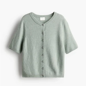 Ljusgrön kortärmad kofta med knappar - Söttaste ljusgröna koftan ifrån H&M! Köpt för 199kr och säljer för 150kr(kan sänka) då jag aldeig använt den. Storlek xxs men passar xs