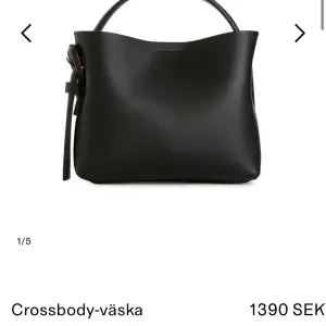 Säljer en helt oanvänd arket väska då den inte har kommit till användning. Mått: 14cmx17cmx6cm. Nypris: 1390kr