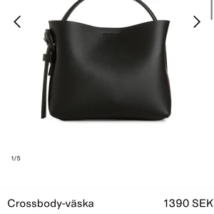 Väska - Säljer en helt oanvänd arket väska då den inte har kommit till användning. Mått: 14cmx17cmx6cm. Nypris: 1390kr