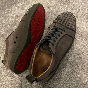 Christian Louboutin - Säljer mina loubs. Storlek 44, box o dustbag fås med. Bra skick, tveka inte på att fråga ifall ni undrar något ❕OBS! FRAKTAR SAMMA DAG DOM KÖPS