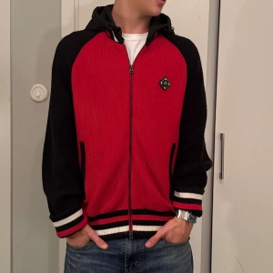 J.Lindeberg cardigan - Riktigt fet och unik J.Lindeberg cardigan. Passar perfekt nu när kylan börjar smyga fram. Storlek M och skicket är riktigt bra 8,5/10. Priset är inte hugget i sten så kom med prisförslag