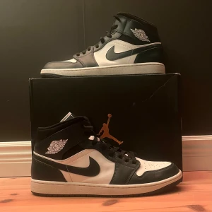 Jordan 1 Armory Navy - Hej, säljer mina Jordan 1 Dark teal då jag inte längre använder dom. Dom är i så gott som nyskick använts få gånger.  Dom är snygga i bra skick och passar till mycket, kan fixa mer bilder köpare står för frakt låda ingår.
