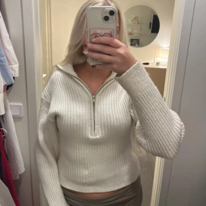 Stickad polotröja - Säljer denna sköna polotröja. Använd några fåtal gånger❤️