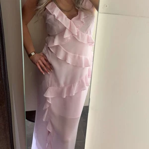 INTRESSEKOLL - INTRESSEKOLL på denna klänning från Vero Moda i storlek S, aldrig använd med prislapp kvar. 