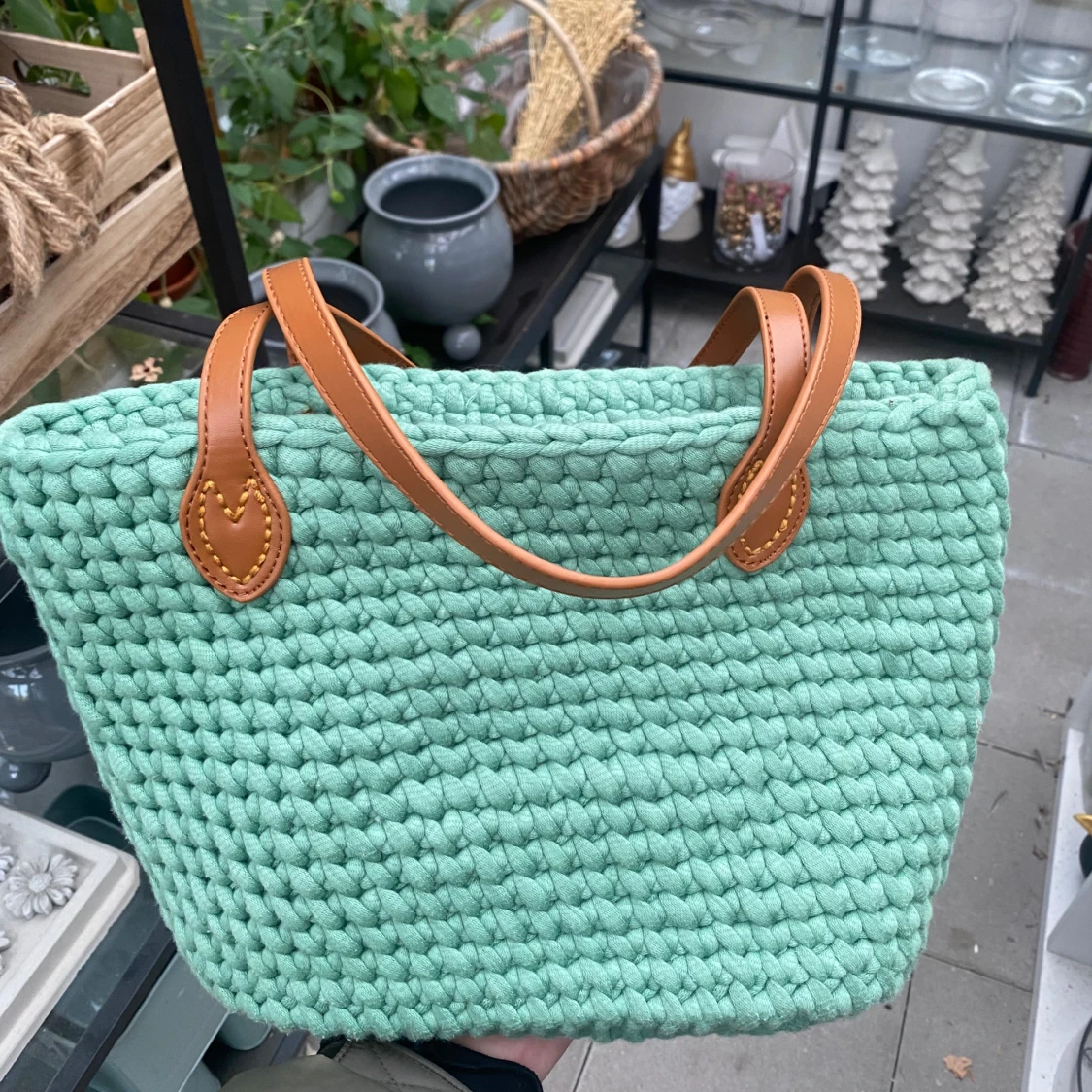 Mintgrön stickad väska med bruna handtag