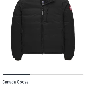 Canada Goose jacka - Hej  Säljer min canada goose jacka som är liten på mig nu. Den är äkta såklart och det är storlek M Priset går att diskutera och kan byta om det är typ i samma värde. Den kan även bli till en kude som man kan andvända när man vandrar.